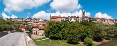 Fribourg, İsviçre - 31 Ağustos 2022: İsviçre 'nin en iyi korunmuş ortaçağ kentlerinden biri olan Freiburg' un panoramik şehir manzarası