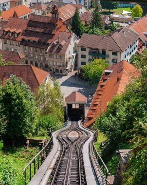 Fribourg, İsviçre - 31 Ağustos 2022: Eski kasabadaki Fribourg şehrini bağlayan tarihi füniküler tramvay