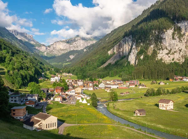 ウンターシュハーヘン Unterschchen スイスのウリ州のクラウセンパス Klausenpass の下の村 — ストック写真