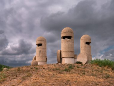 Narbonne, Fransa - 12 Eylül 2022: The Cathar Knights Jacques Tissinier tarafından yaratılan ve 1980 yılında Narbonne bölgesinde Deux Mers otoyolu boyunca inşa edilen heykel..