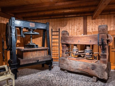 Au ZH, İsviçre - 15 Eylül 2022: Zürih Gölü yakınlarındaki Au yarımadasındaki şarap müzesinde üzüm sıkacağı