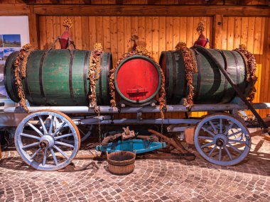 Au ZH, İsviçre - 15 Eylül 2022: Şarap fıçılarıyla dolu eski bir çiftlik arabası - Bağcılık Müzesi Au ZH