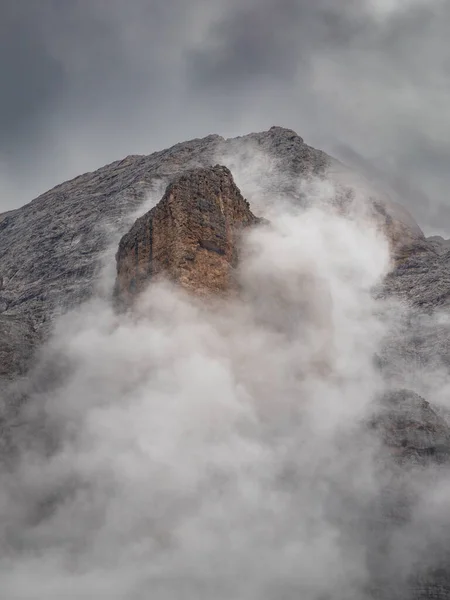 Una Drammatica Scena Nuvolosa Nelle Montagne Dolomitiche Abtei — Foto Stock