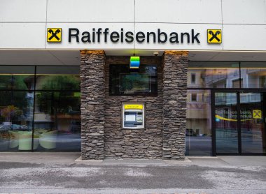 Ischgl, Avusturya - 25 Temmuz 2022: Raiffeisenbank, Friedrich Wilhelm Raiffeisen 'in erken dönem kredi birliklerine dayanan Avrupa' daki kooperatif bankaları ifade etmektedir.
