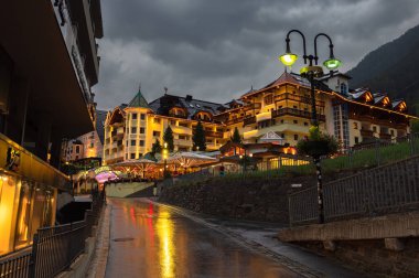 Ischgl, Avusturya - 25 Temmuz 2022: Avusturyalı Tyrol 'da turist kayak merkezi Ischgl' de oteller