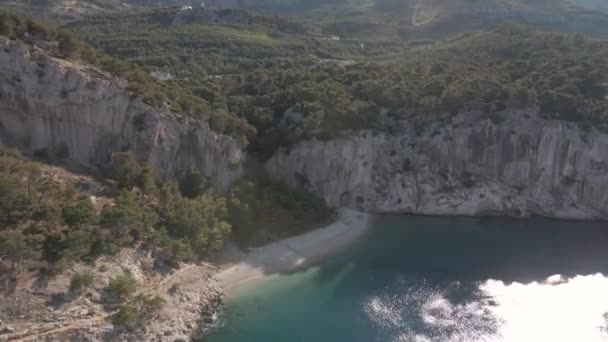 Widok z lotu ptaka na Nugal Beach. Chorwacja, Riwiera Makarska, plaża dla nudystów — Wideo stockowe