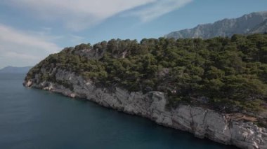 Hırvatistan 'ın Makarska kentinin hava manzarası. Sabahları deniz kıyısının büyüleyici manzarası.
