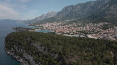 Hırvatistan 'ın Makarska kentinin hava manzarası. Sabahları deniz kıyısının büyüleyici manzarası.