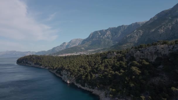 Letecký pohled na město Makarska v Chorvatsku. Fascinující výhled na pobřeží moře v dopoledních hodinách. — Stock video