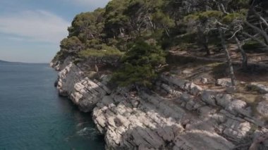 Adriyatik kıyısındaki kayalık uçurum. Hırvatistan hava görüntüsü.