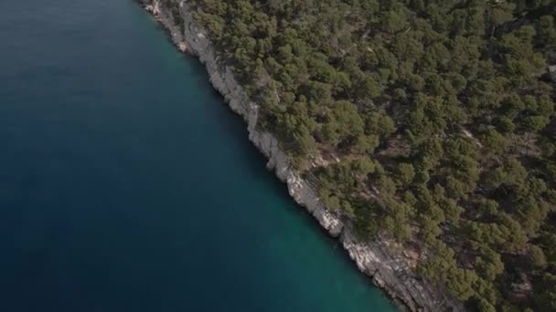 Skalisty klif na wybrzeżu Adriatyku. Widok z powietrza Chorwacji. — Wideo stockowe