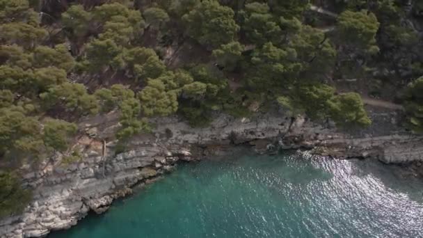 Letecký pohled na skalnaté pobřeží Jaderského moře na Makarské riviéře — Stock video