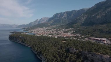 Hırvatistan 'ın Makarska kentinin hava manzarası. Sabahları deniz kıyısının büyüleyici manzarası.
