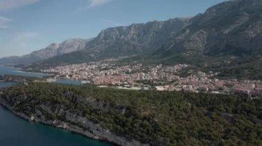 Hırvatistan 'ın Makarska kentinin hava manzarası. Sabahları deniz kıyısının büyüleyici manzarası.