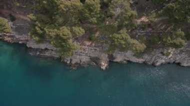 Adriyatik kıyısındaki kayalık uçurum. Hırvatistan hava görüntüsü.