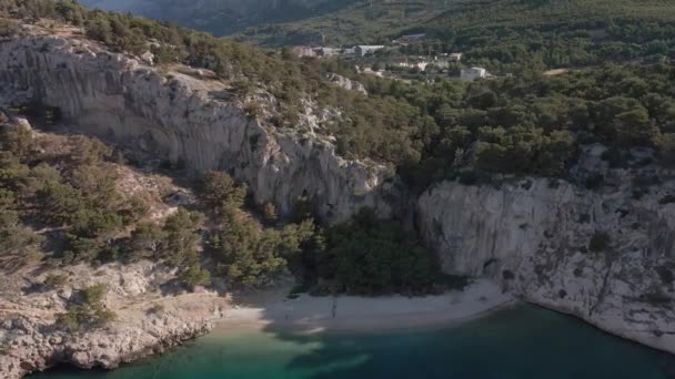 Widok z lotu ptaka na Nugal Beach. Chorwacja, Riwiera Makarska, plaża dla nudystów — Wideo stockowe