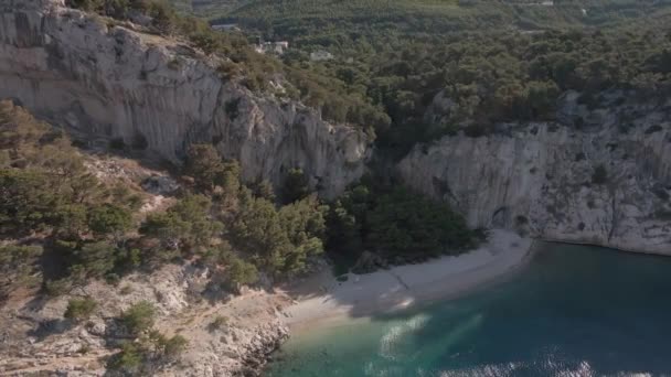 Widok z lotu ptaka na plażę nudystów. Chorwacja, Riwiera Makarska, Plaża Nugal — Wideo stockowe