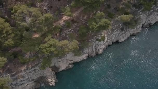 Um penhasco rochoso na costa do Adriático. Croácia vista aérea. — Vídeo de Stock