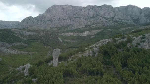 Babin zub. Big stone on the rocks of the Croatian coast cliffs. Croatia Makarska Riviera aerial view. — Stock Video