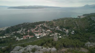 Krvavica kasabası Brac adasının havadan görünüşü. Çerçevede Babin Zub adında büyük bir taş var. Hırvatistan Makarska Riviera hava görüntüsü.
