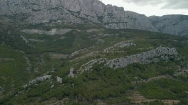 Babin zub. Hırvat sahil kayalıklarının kayalıklarında büyük bir taş. Hırvatistan Makarska Riviera hava görüntüsü.