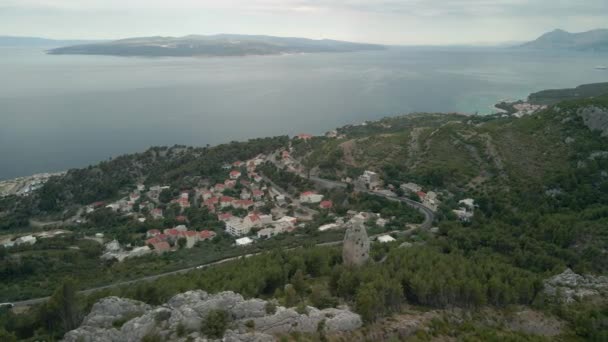 Flygfoto över ön Brac, staden Krvavica. I ramen finns en stor sten som heter Babin zub. Kroatien Makarska rivieran flygbild. — Stockvideo