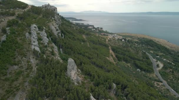 Babin zub. Grote steen op de rotsen van de Kroatische kust kliffen. Kroatië Makarska Riviera uitzicht vanuit de lucht. — Stockvideo
