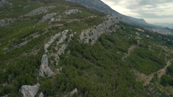 Babin zub. Gran piedra en las rocas de los acantilados de la costa croata. Croacia Makarska Riviera vista aérea. — Vídeos de Stock