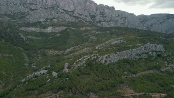 Babin zub. Gran piedra en las rocas de los acantilados de la costa croata. Croacia Makarska Riviera vista aérea. — Vídeos de Stock