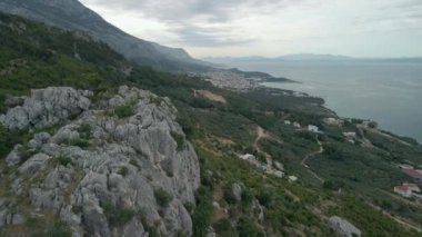 Hırvatistan 'ın Makarska kentinin çerçevesinde büyük bir kayalık manzarası.