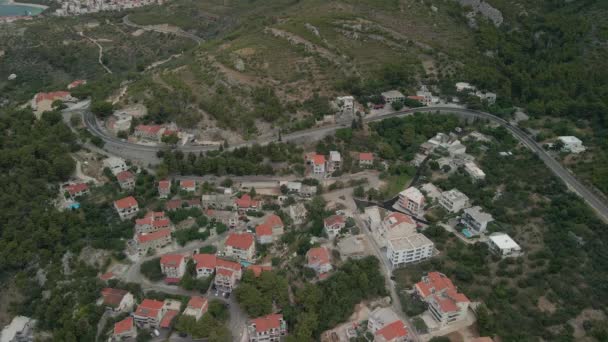 Veduta aerea della città di Krvavica in Croazia. Vista dall'alto con panning dalla strada alla spiaggia. — Video Stock