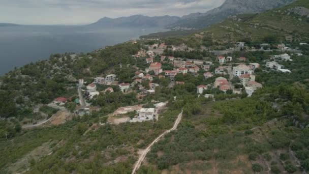 Luftaufnahme der Stadt Krvavica in Kroatien mit einer wunderschönen Küste im Hintergrund — Stockvideo