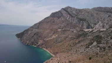 Hırvatistan 'ın Makarska Riviera kentindeki dağların arka planındaki inanılmaz güzel sahil Vruja.