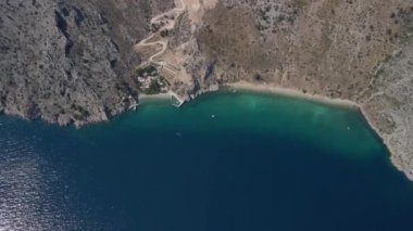 Terkedilmiş, temiz mavi suyu olan, inanılmaz güzellikte bir kumsalın havadan görünüşü. Plaj Vruja Orta Dalmaçya Hırvatistan