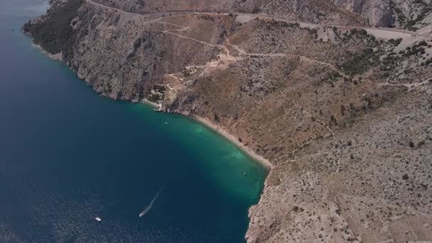 Légi kilátás egy elhagyatott strand hihetetlen szépség tiszta kék vízzel. Strand Vruja Közép-Dalmácia Horvátország — Stock videók