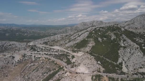 Faszinierender Blick aus der Höhe der Straßenkreuzung in den Bergen Kroatiens. Meeresküste in der Region Mitteldalmatien. — Stockvideo