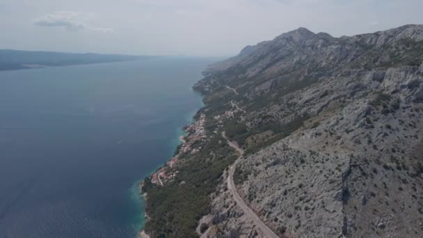 Dech beroucí výhled z výšin chorvatského pobřeží v regionu Střední Dalmácie. Letecký pohled na silnici, hory, pláže a osady. — Stock video