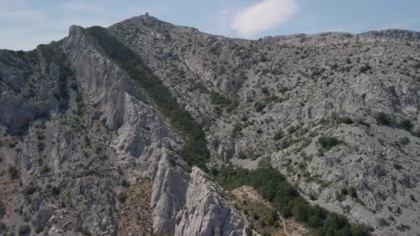 Fantastic aerial view of a mountain range with a narrow strip of trees. The sea coast of Croatia in the region of Central Dalmatia. — Video Stock