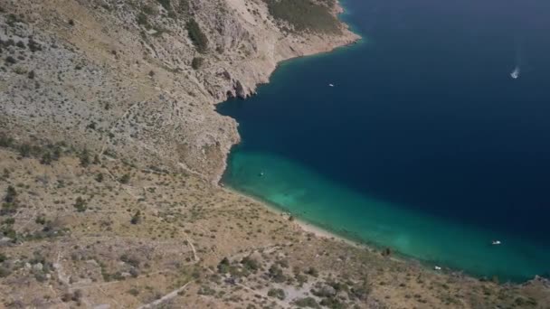Luftaufnahme eines einsamen Strandes von unglaublicher Schönheit mit klarem, blauem Wasser. Strand Vruja Mitteldalmatien Kroatien — Stockvideo