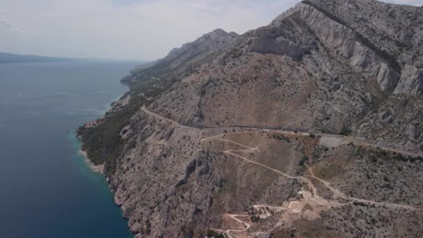 Dech beroucí výhled z výšin chorvatského pobřeží v regionu Střední Dalmácie. Letecký pohled na silnici, hory, pláže a osady. — Stock video