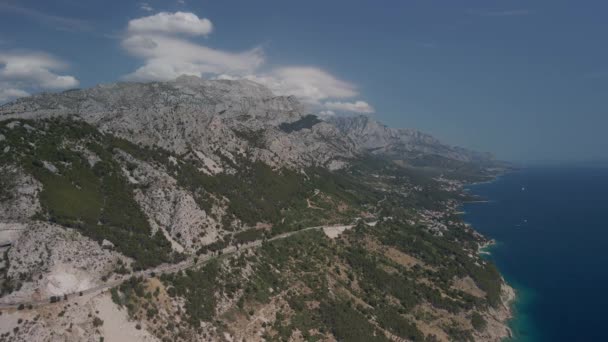 Vistas deslumbrantes das alturas da costa croata na Riviera Makarska. Vista aérea da estrada, montanhas, praias e assentamentos. — Vídeo de Stock