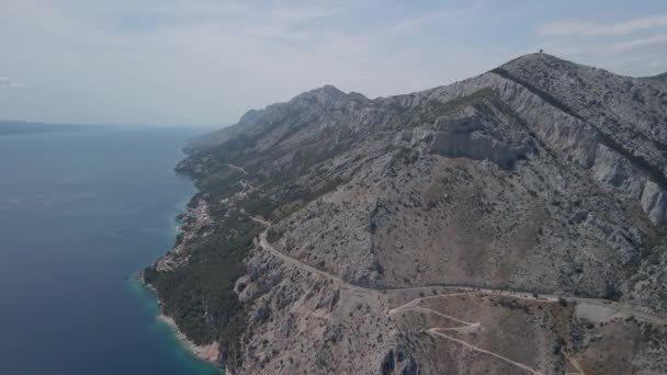 Adembenemende uitzichten vanaf de hoogte van de Kroatische kust in de regio Midden-Dalmatië. Uitzicht vanuit de lucht op de weg, bergen, stranden en nederzettingen. — Stockvideo