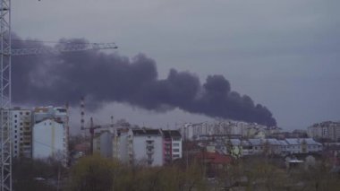 Ukrayna 'daki Ivano-Frankivsk havaalanına roket saldırısı sonrası kara duman. 24 Şubat 2022 'de Ukrayna' da savaşın ilk saatleri.