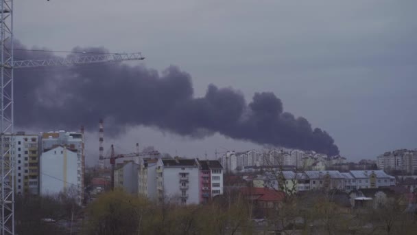 우크라 이나 이바노 - 프란치스코 공항에서 로켓 공격 이 있은 후검은 연기가 피어올랐다. 우크라이나 에서 전쟁 이 처음 시작 된 때, 2022 년 2 월 24 일. — 비디오
