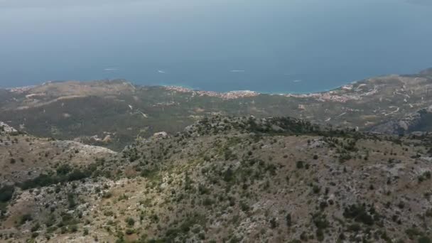 Vista aérea de la costa marítima de Croacia desde el Parque Natural de Biokovo. — Vídeos de Stock