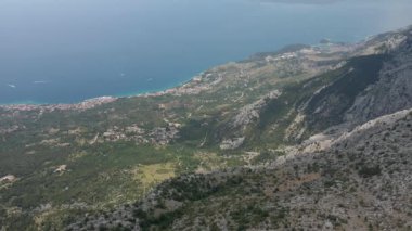 Biokovo Doğal Parkı 'ndaki antik bir yerleşim alanının kalıntılarına ait hava manzarası Hırvat kıyılarının zeminine karşı.