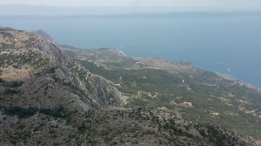 Hırvatistan 'ın son derece güzel deniz kıyısının zeminine karşı yüksek kayalık dağlar. Konum Biokovo Doğal Parkı.