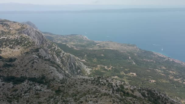 Hohe felsige Berge vor dem Hintergrund der extrem schönen Meeresküste Kroatiens. Standort Naturpark Biokovo. — Stockvideo