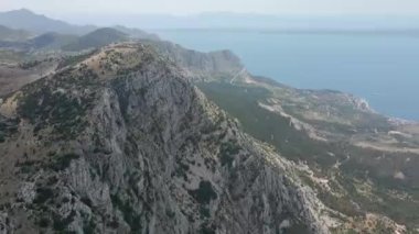 Hırvatistan 'ın son derece güzel deniz kıyısının zeminine karşı yüksek kayalık dağlar. Konum Biokovo Doğal Parkı