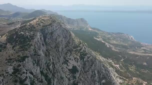 Altas montañas rocosas sobre el telón de fondo de la extremadamente hermosa costa del mar de Croacia. Ubicación Parque Natural de Biokovo — Vídeos de Stock